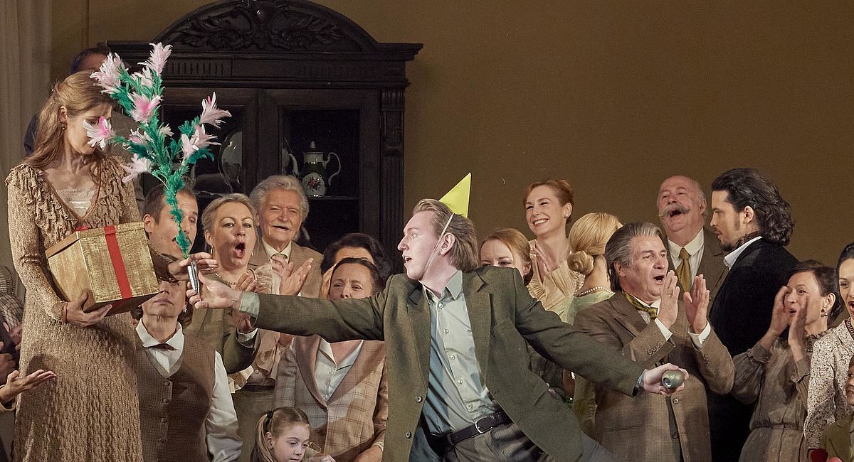 На фото - сцена из спектакля "Евгений Онегин". Фото с сайта Венской оперы.