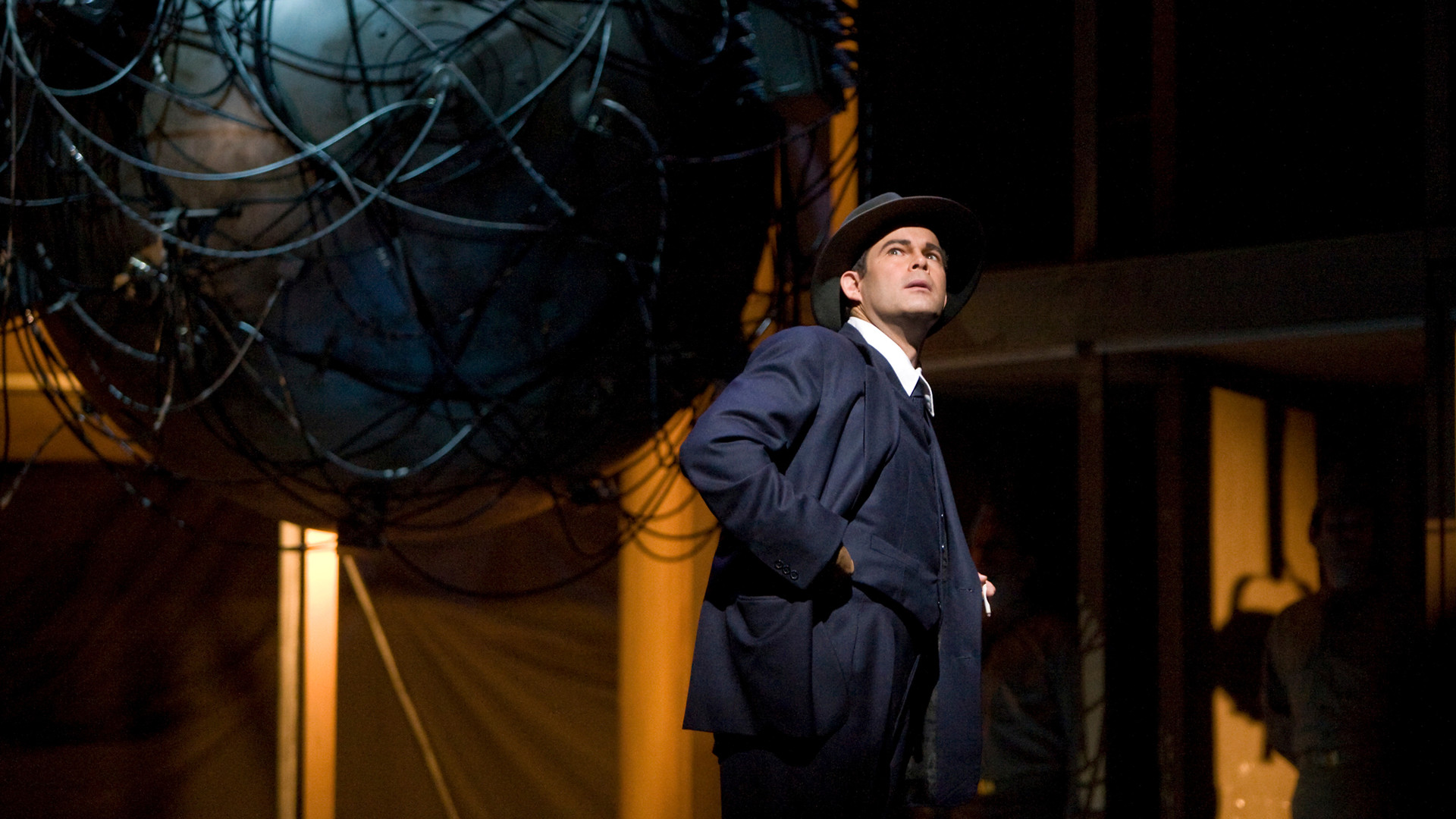 На фото - сцена из спектакля "Доктор Атом" в постановке Пенни Вулкока. © Фото Ken Howard/Metropolitan Opera.