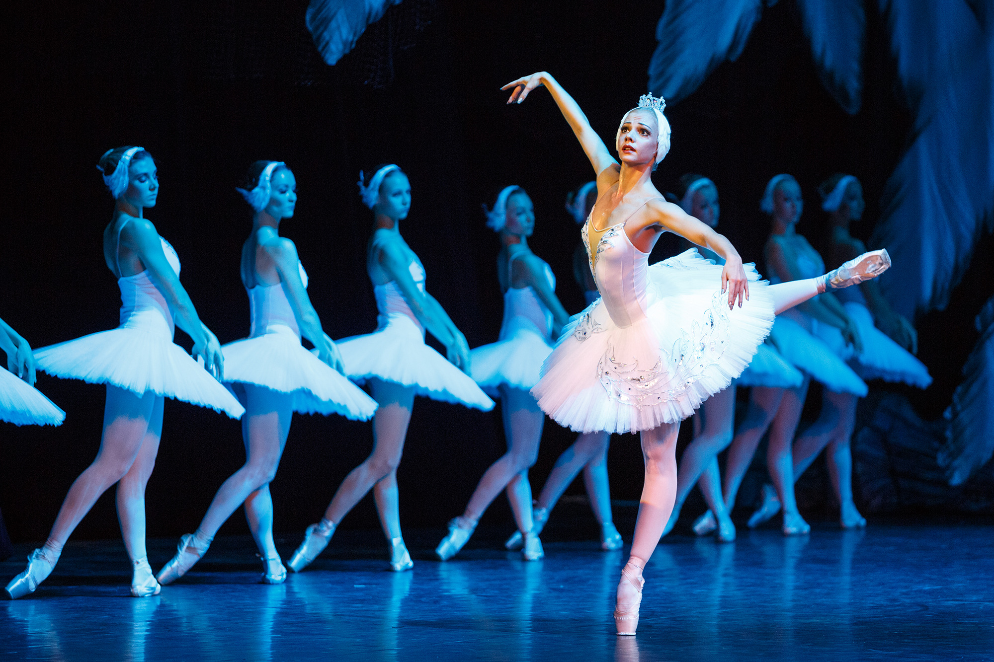 На фото - сцена из балета "Лебединое озеро" Марийского театра оперы и балета. © Пресс-служба театра.