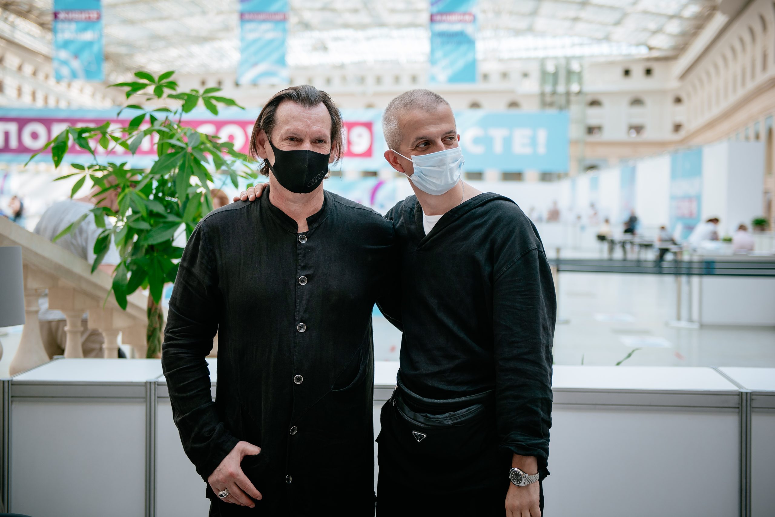На фото - Игорь Миркурбанов и Константин Богомолов © пресс-служба Комплекса социального развития Москвы 