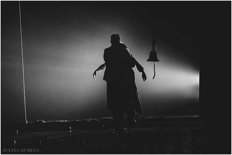 На фото –– сцена из спектакля "Гроза" в режиссуре Уланбека Баялиева © Юлия Губина / Театр им. Вахтангова