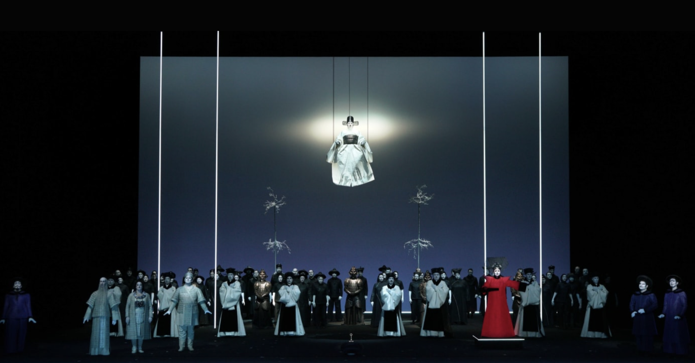 На фото — сцена из оперы «Турандот» © Javier del Real / Teatro Real
