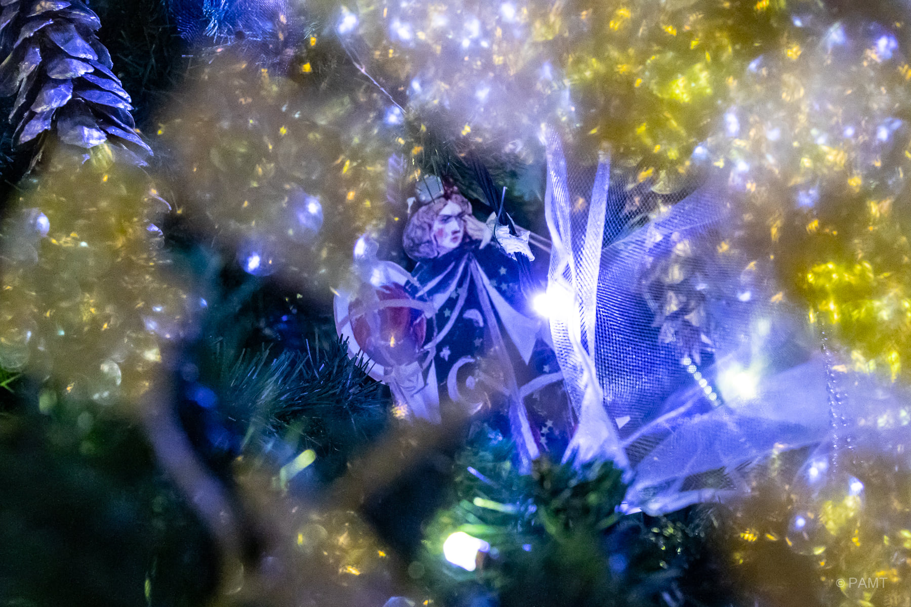 На фото - фрагмент украшения новогодней ёлки РАМТа © Фейсбук РАМТа