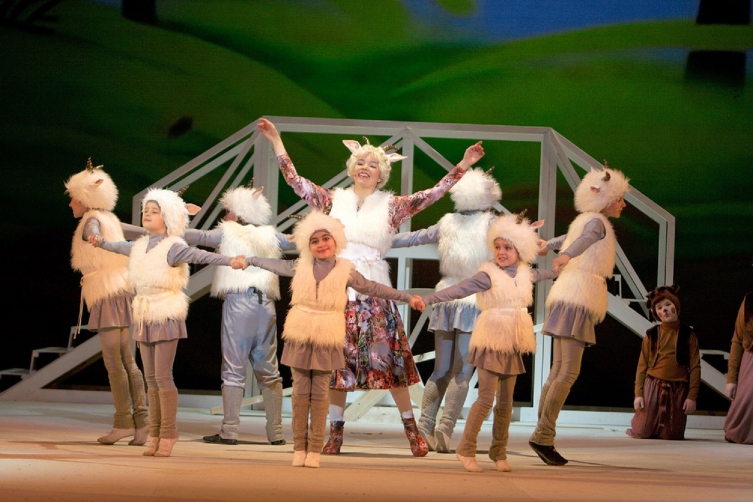 На фото - сцена из спектакля «Мама» © сайт Красноярского театра оперы и балета