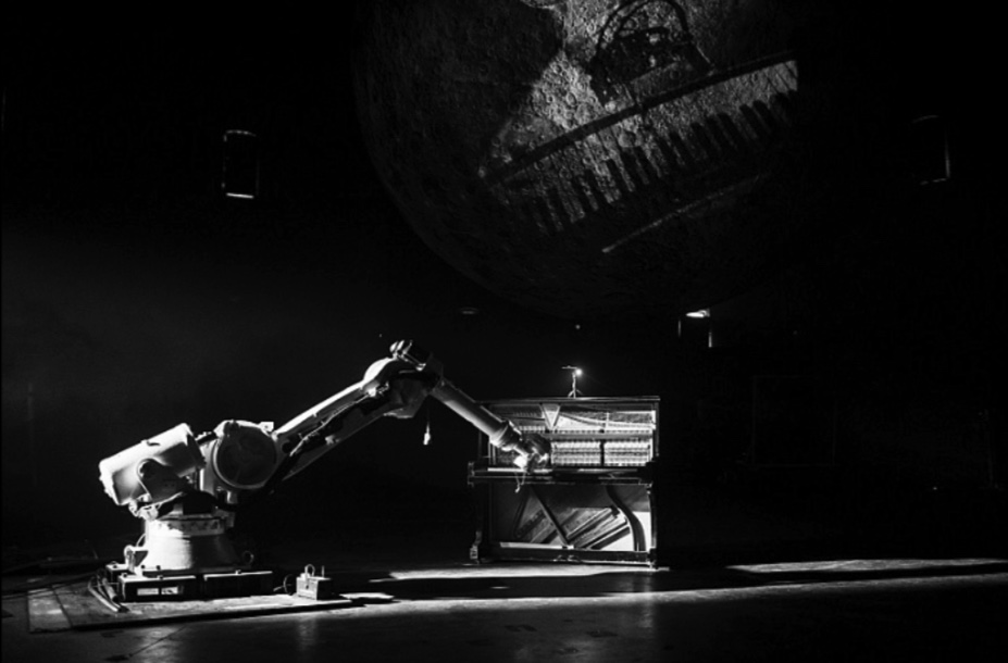 На фото - сцена из спектакля «Робот Костя 2.0» © Официальный сайт Александринского театра