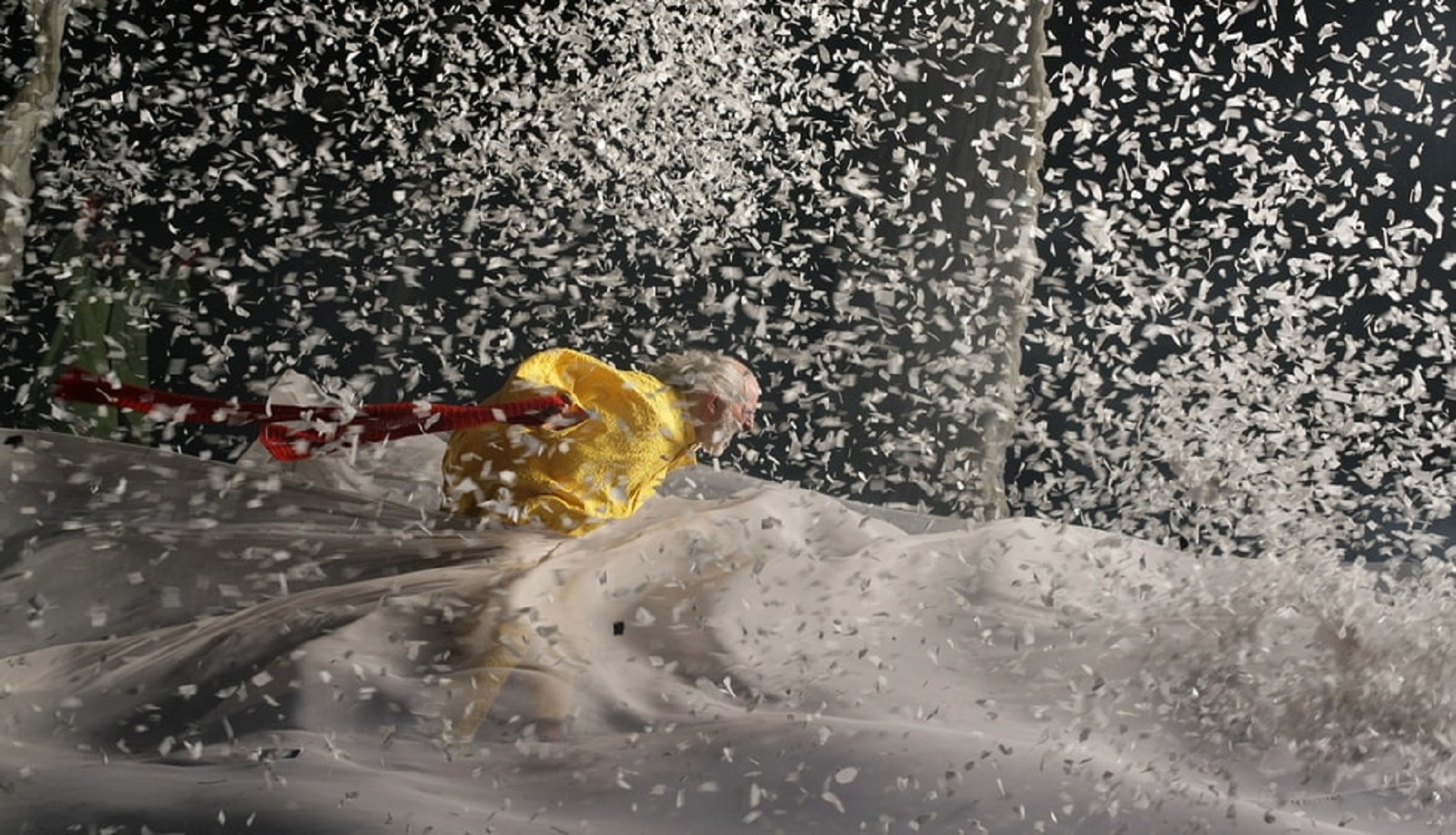На фото - сцена из «Снежного шоу Славы Полунина» ©  сайт Славы Полунина