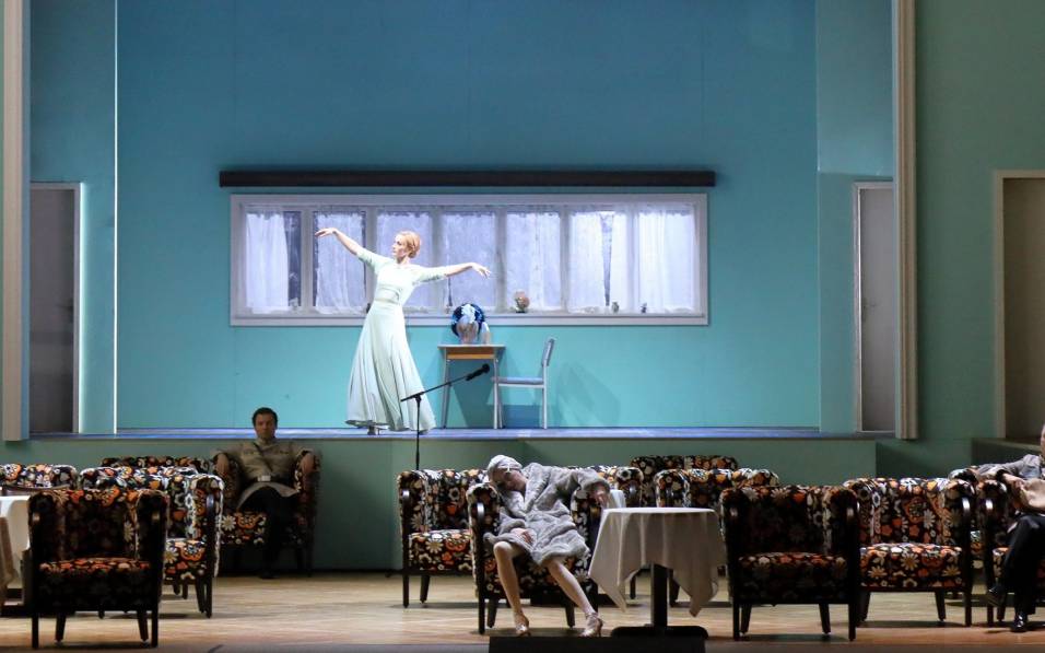 На фото - сцена из оперетты «Джудитта» в постановке Кристофа Марталера © Сайт Венской государственной оперы