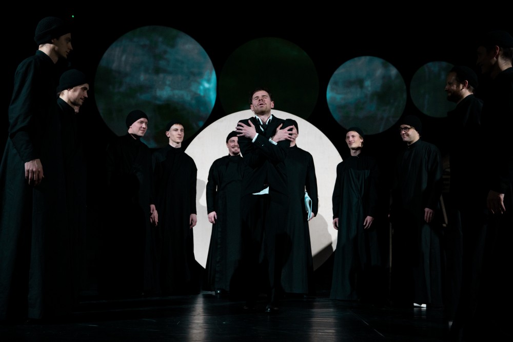 На фото - момент московской репетиции спектакля "Чёрный монах" (в центре - Филипп Авдеев) © Ира Полярная
