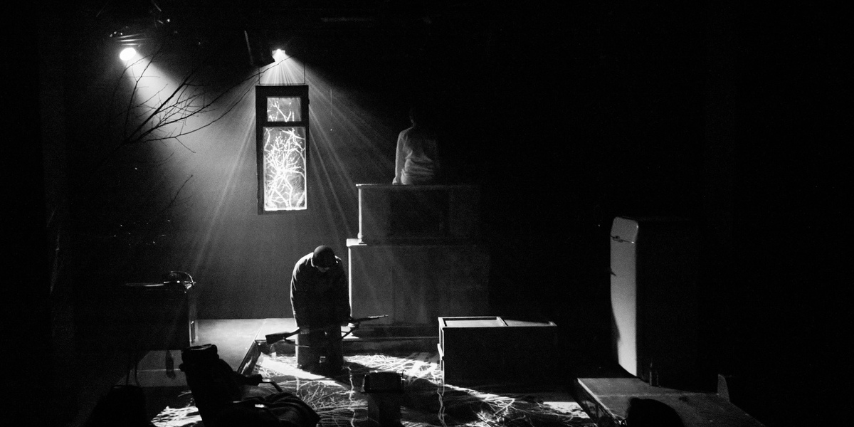 На фото – сцена из спектакля Руслана Кудашова «Записки нетрезвого человека» © Варвара Баскова-Карпова