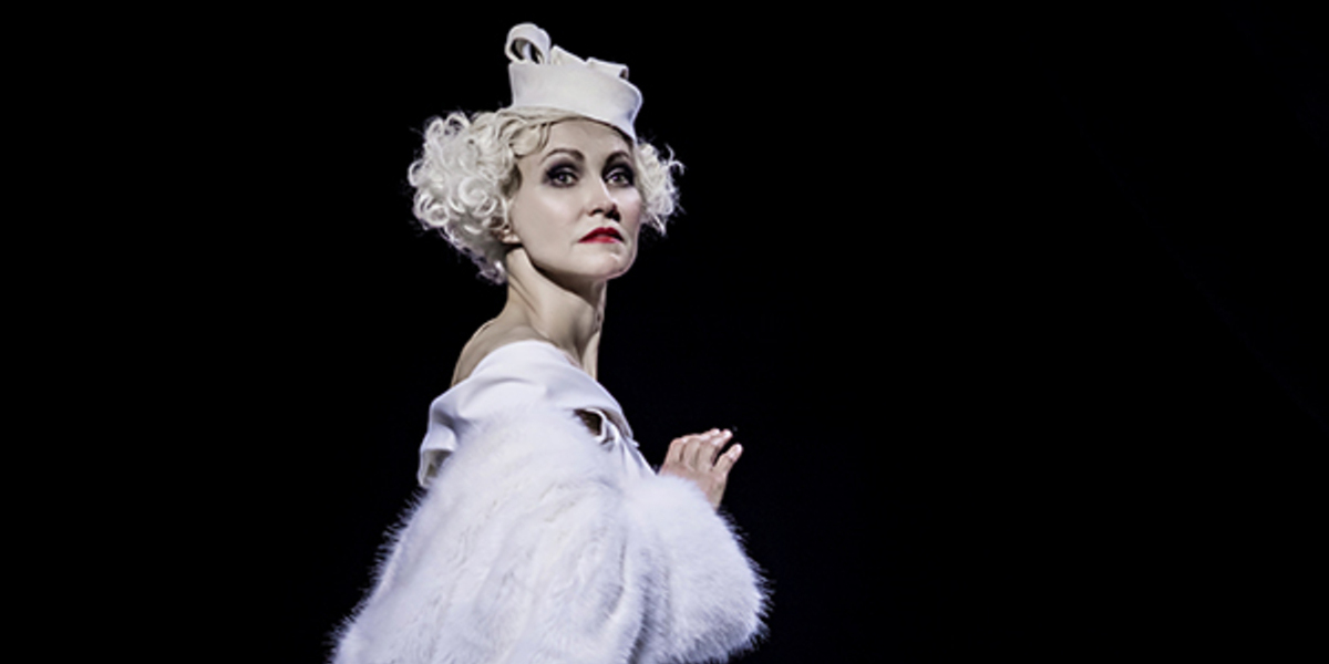 На фото – Ингеборга Дапкунайте в спектакле Максима Диденко «Цирк» © theatreofnations.ru
