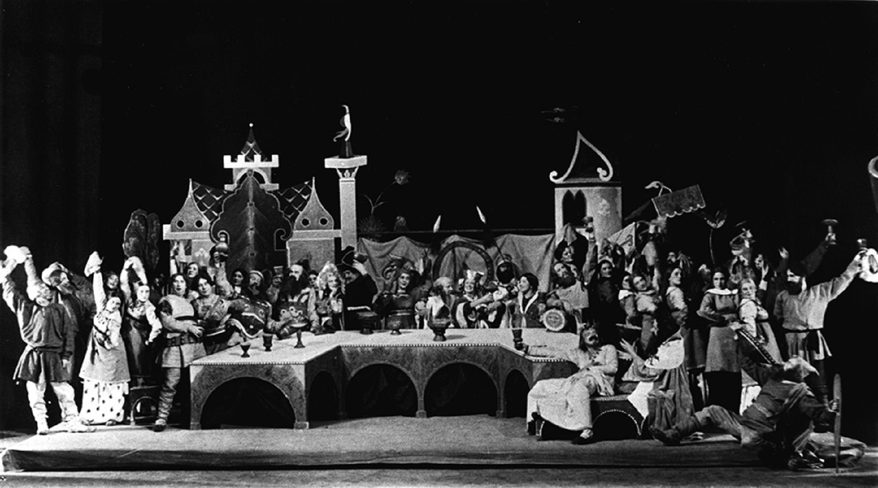 На фото - сцена из спектакля «Богатыри» (1936 год) в постановке Александра Таирова © сайт Музея Булгакова 