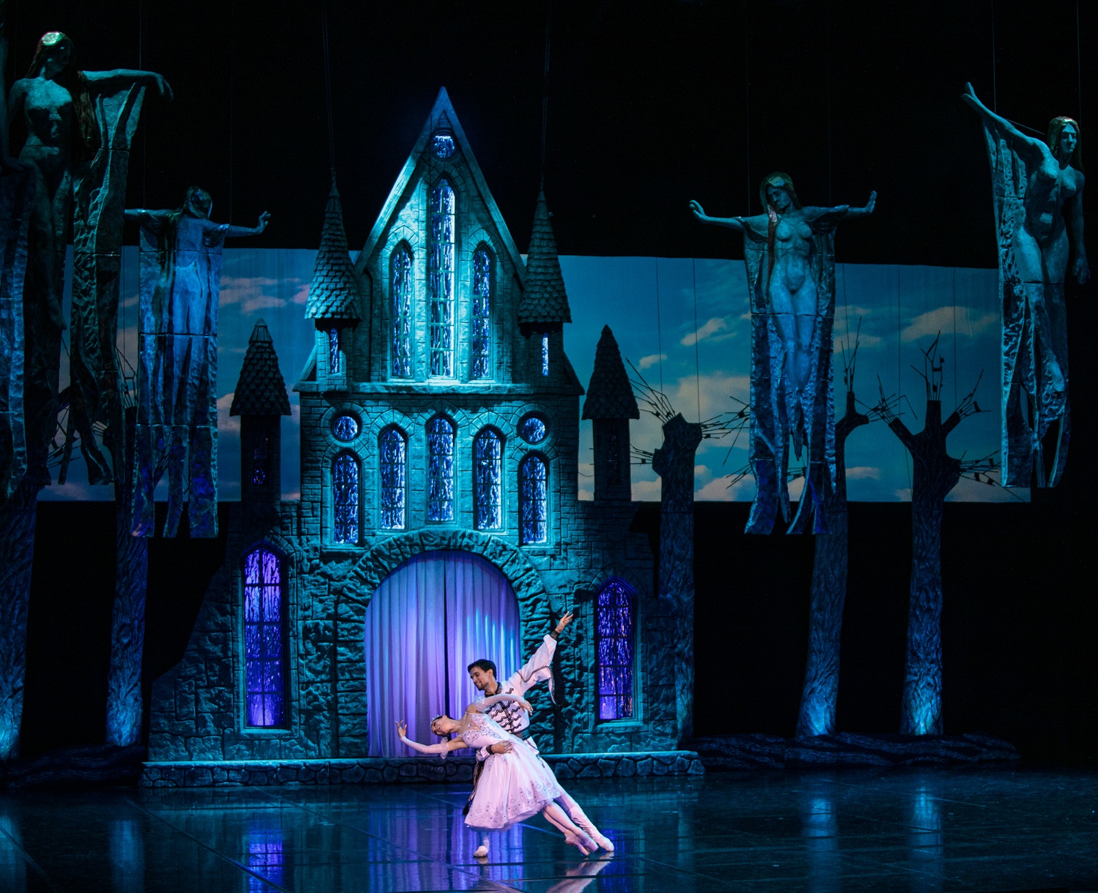 На фото - сцена из балета "Бахчисарайский фонтан" © пресс-служба РАМТа