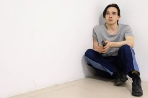 На фото - Александр Коробейников в спектакле "Тварь" © пресс-служба театра "ТУТ"