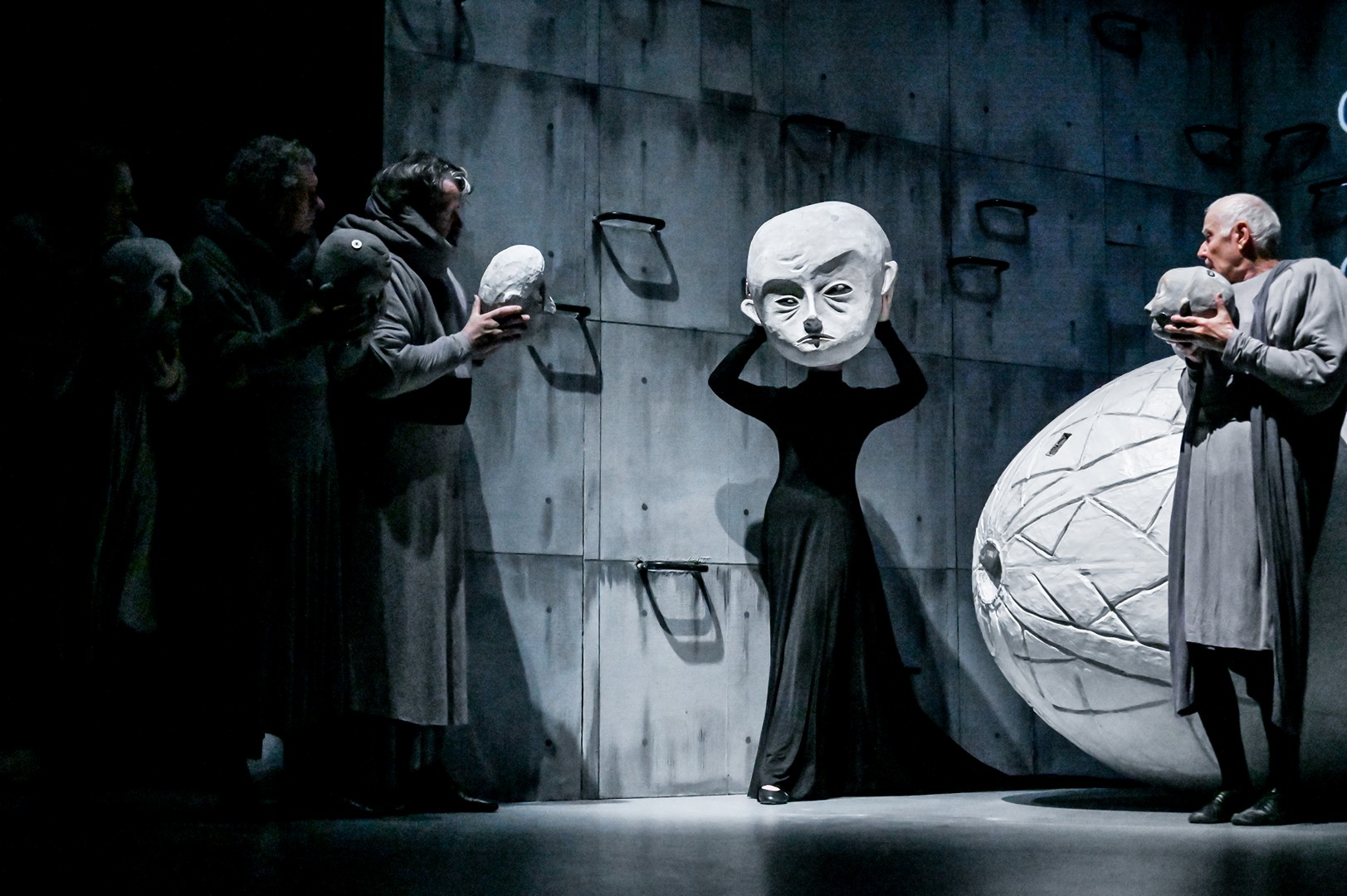 На фото - сцена из спектакля «Годунов» © сайт Челябинского государственного театра кукол