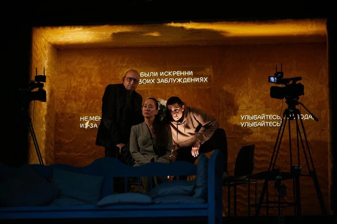 На фото — сцена из спектакля «Барон Мюнхгаузен» © Олег Стефанцов