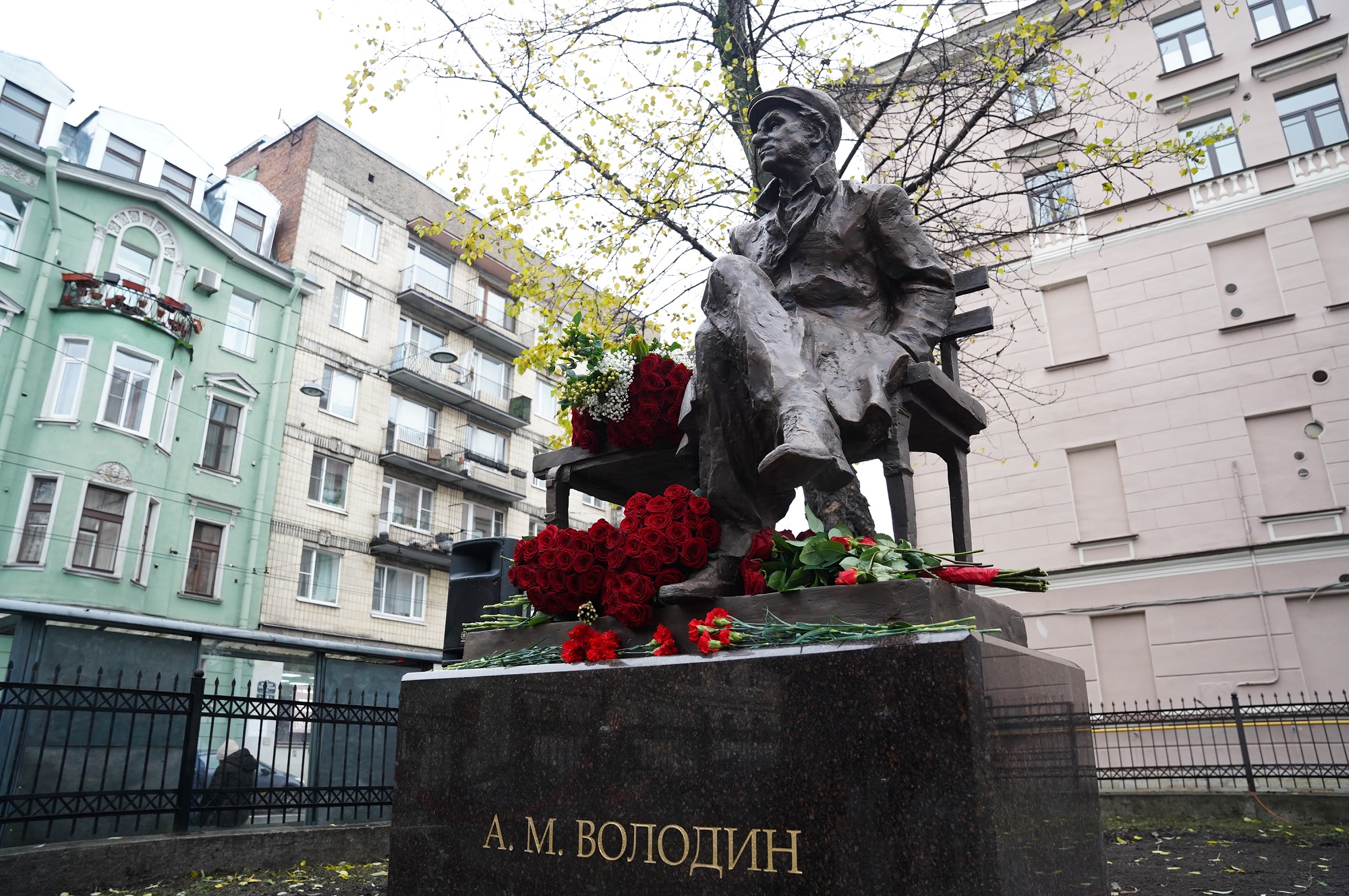На фото — памятник Александру Володину © www.gov.spb.ru