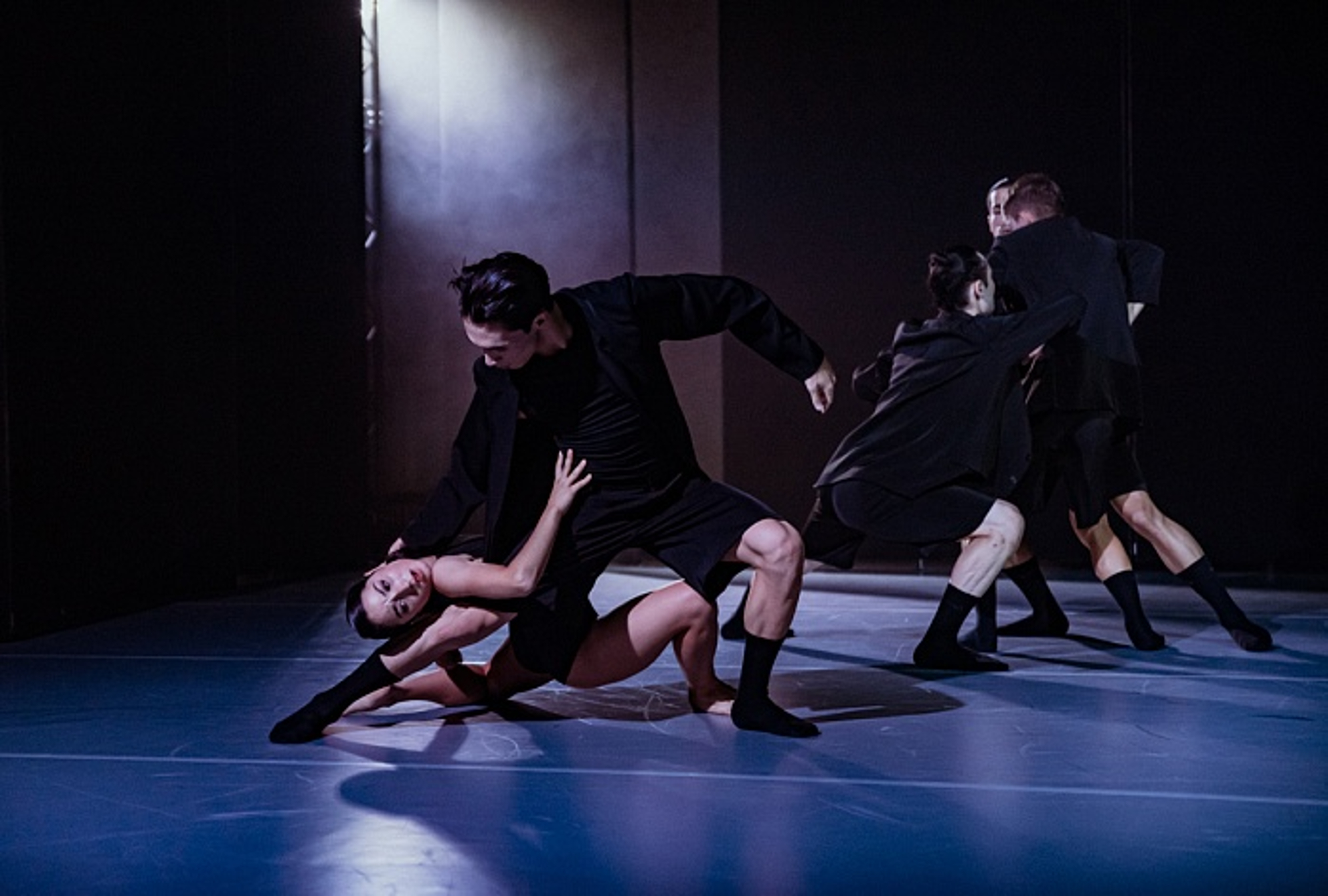 На фото — сцена из хореографической постановки студии  Context © сайт Александринского театра