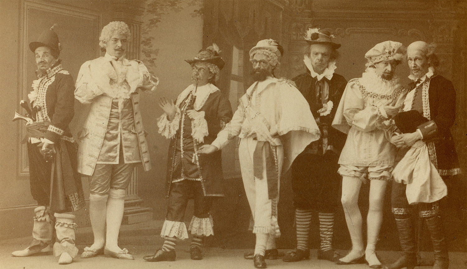 На фото – члены «Алексеевского кружка» в образах из спектакля «Камарго» © архив Музея МХАТ