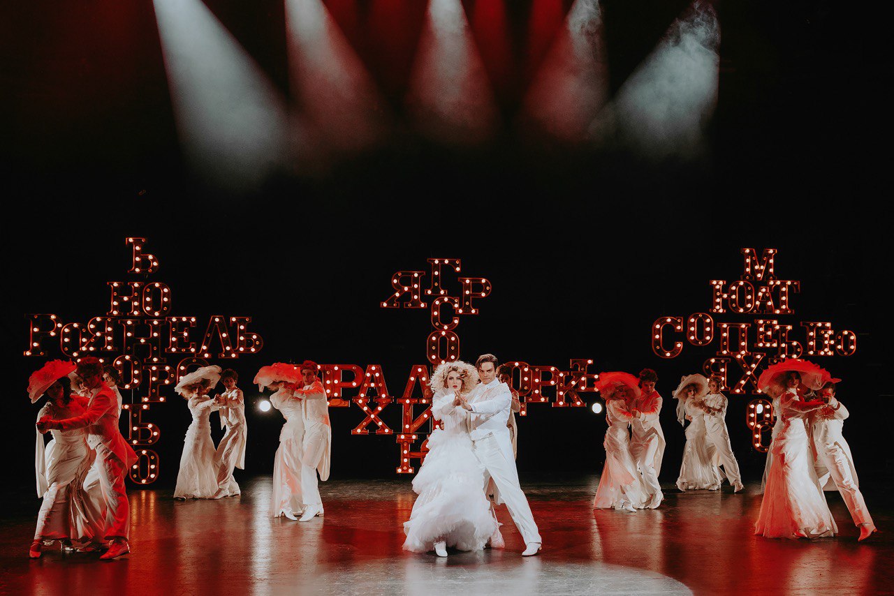 На фото — сцена из спектакля «Свадьба Кречинского» © Юлия Губина / Сайт Малого театра