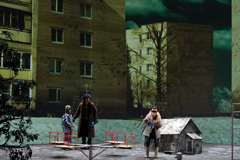 На фото — сцена из спектакля «Сибирь» © Karl Forscher / Сайт Боннского театра