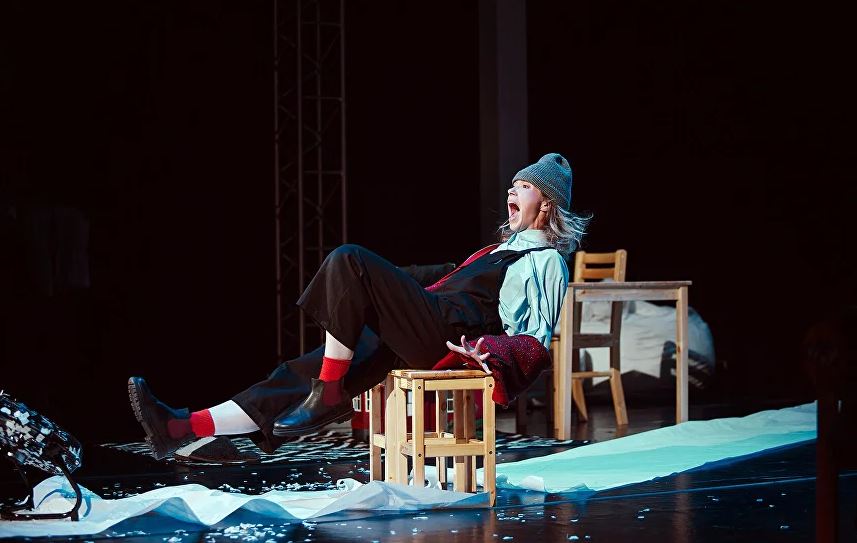 На фото – сцена из спектакля «Тоня Глиммердал» © festvsmisle.ru