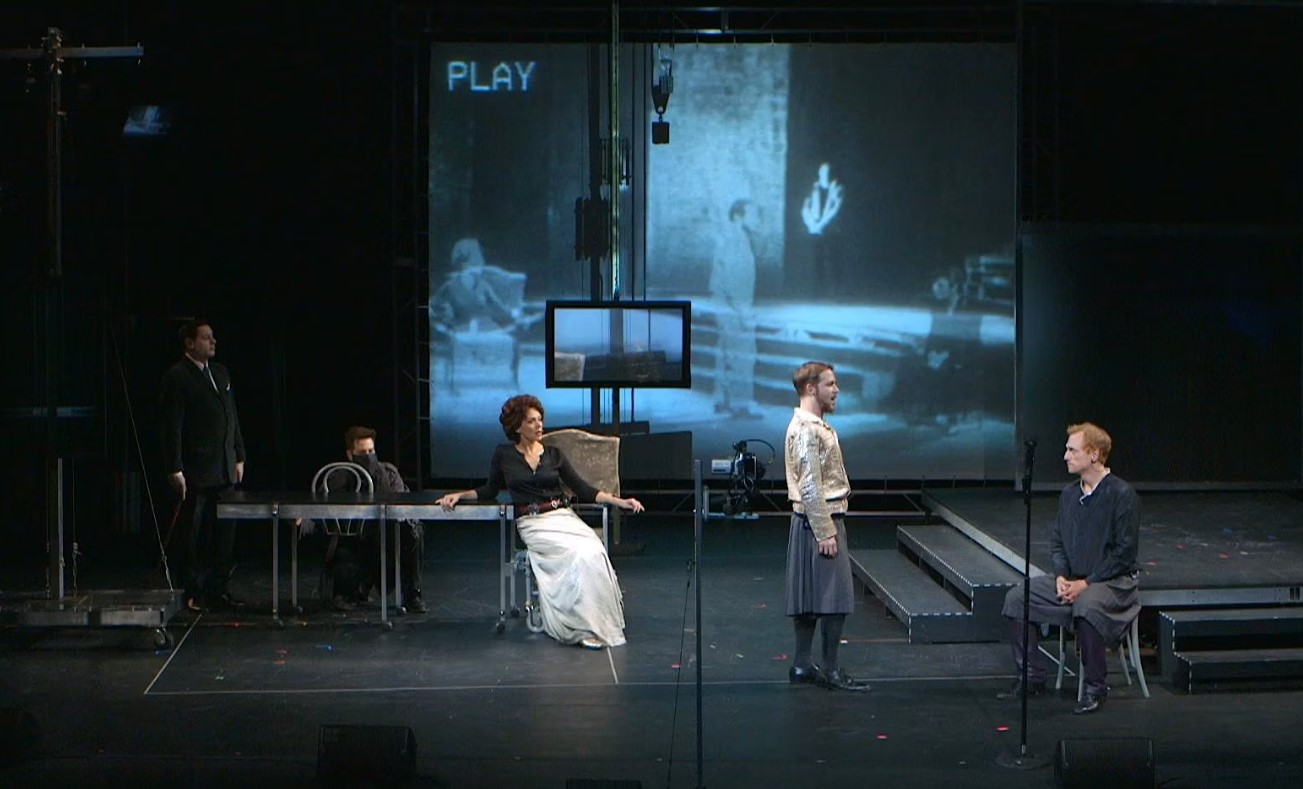Скриншот видеозаписи спектакля «Гамлет» компании The Wooster Group © vimeo.com