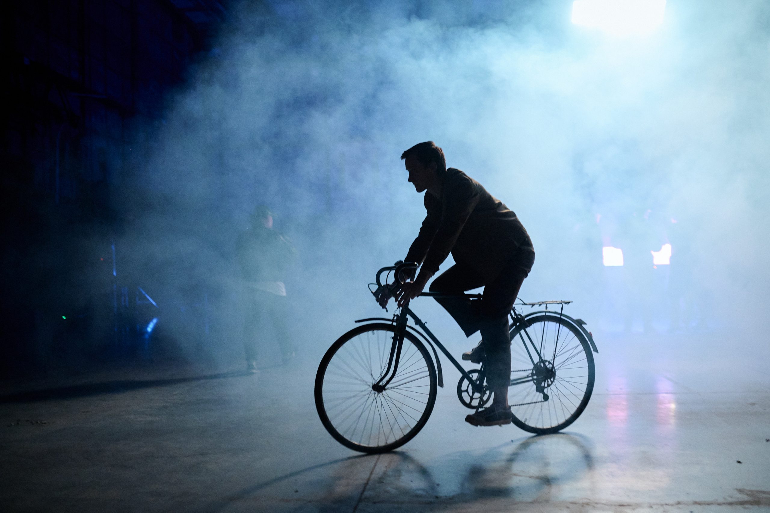 На фото — момент съёмок фильма «Исчезнувший велосипедист» © kinopoisk.ru / пресс-служба онлайн-кинотеатра START