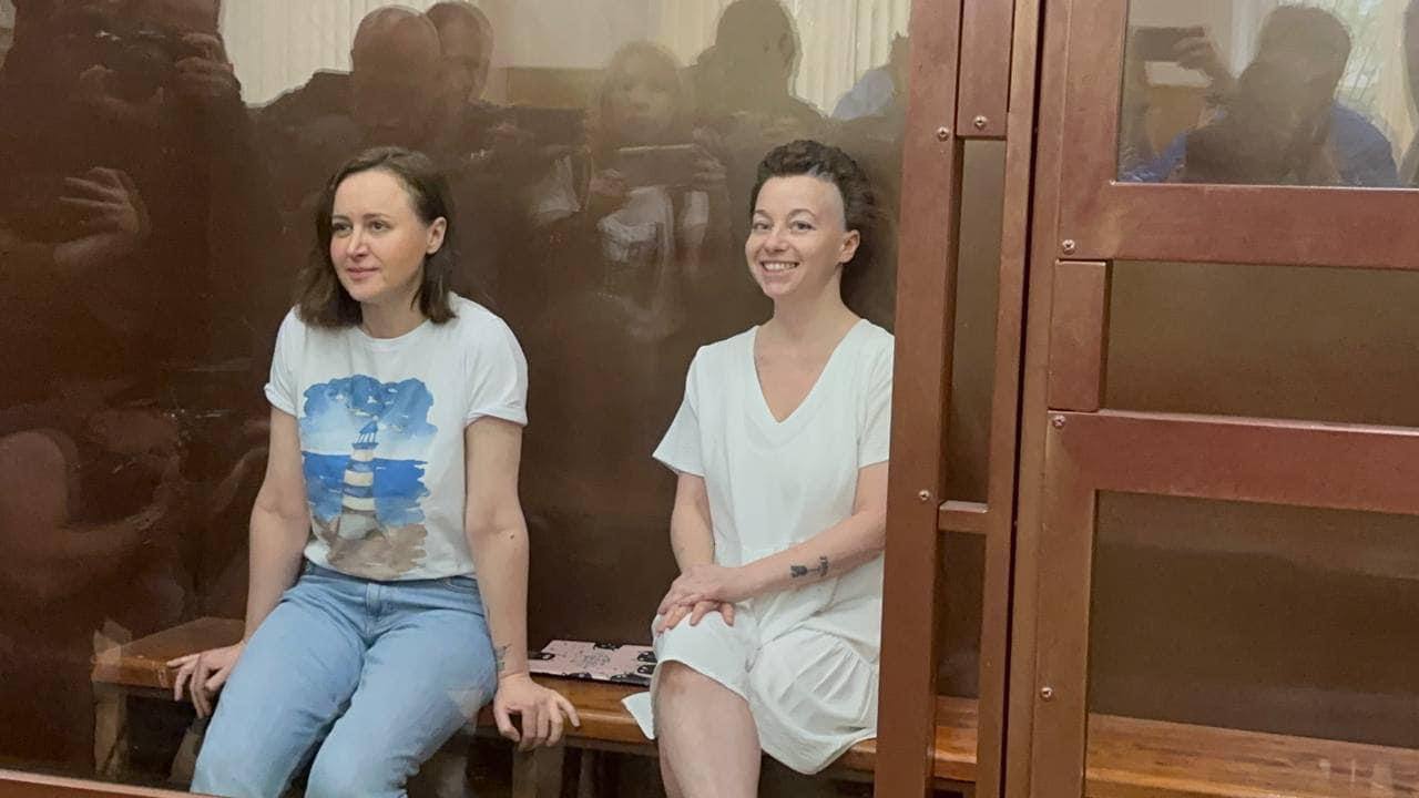На фото — Женя Беркович и Светлана Петрийчук в зале суда © Ирина Воробьева