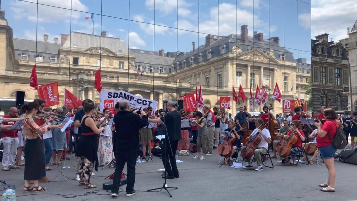 На фото – акция протеста музыкантов во Франции в связи с сокращением финансирования опер и оркестров © Le Figaro 