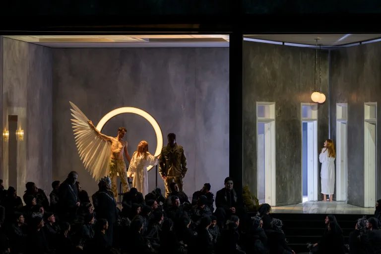 На фото – сцена из спектакля "Лоэнгрин" / Фото с сайта Парижской оперы 