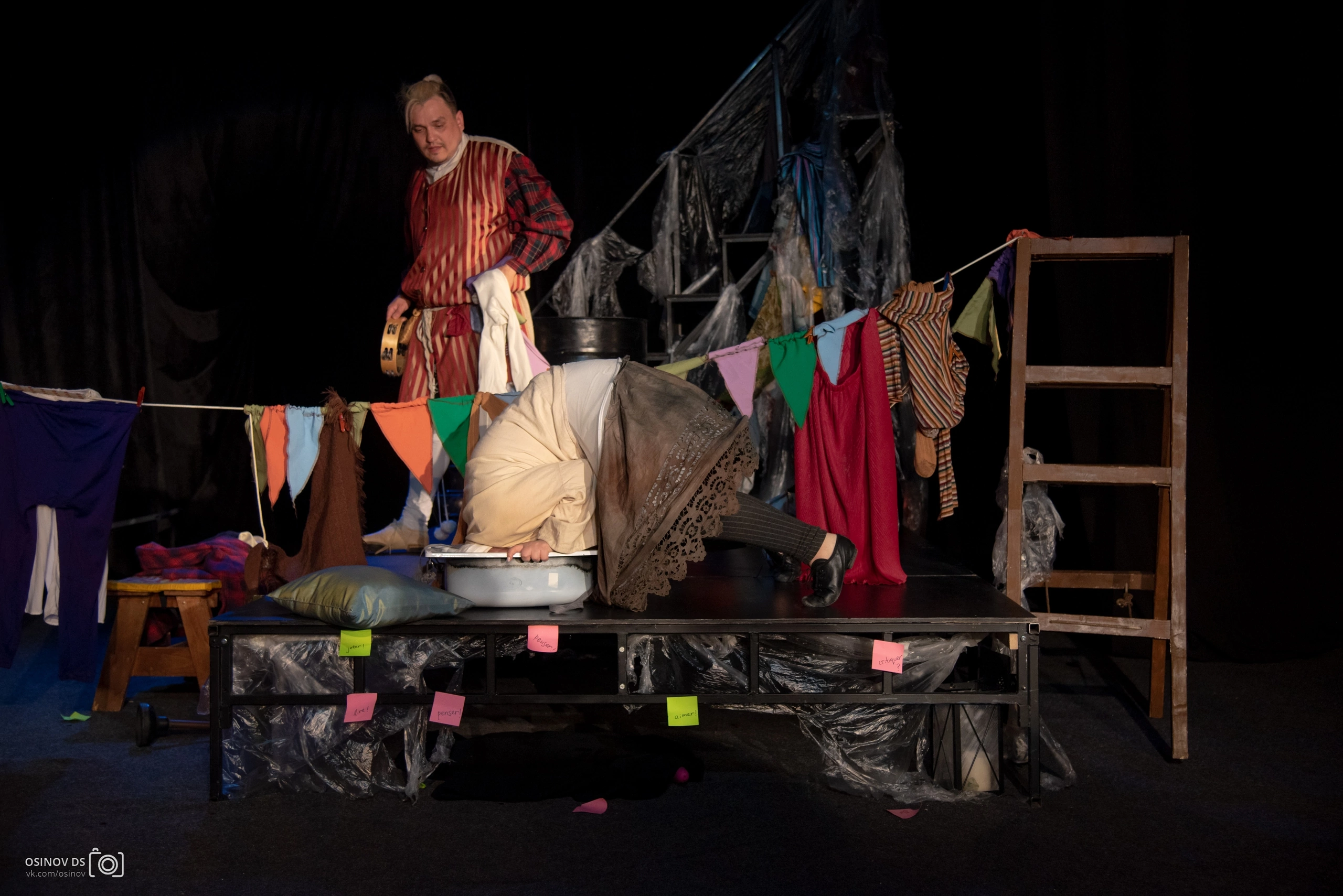 На фото — момент показа эскиза «Три фарса из одного циркового фургончика» © Дмитрий Осинов