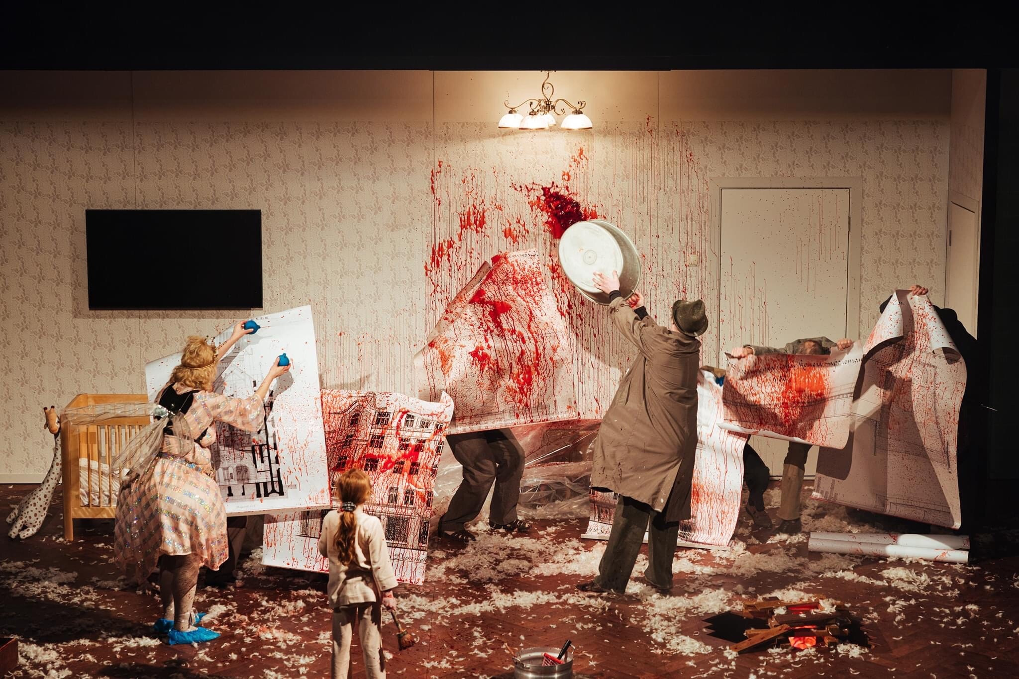 На фото — сцена из спектакля Дмитрия Крымова «Питер Пэн. Синдром» © соцсети Латвийского Национального театра
