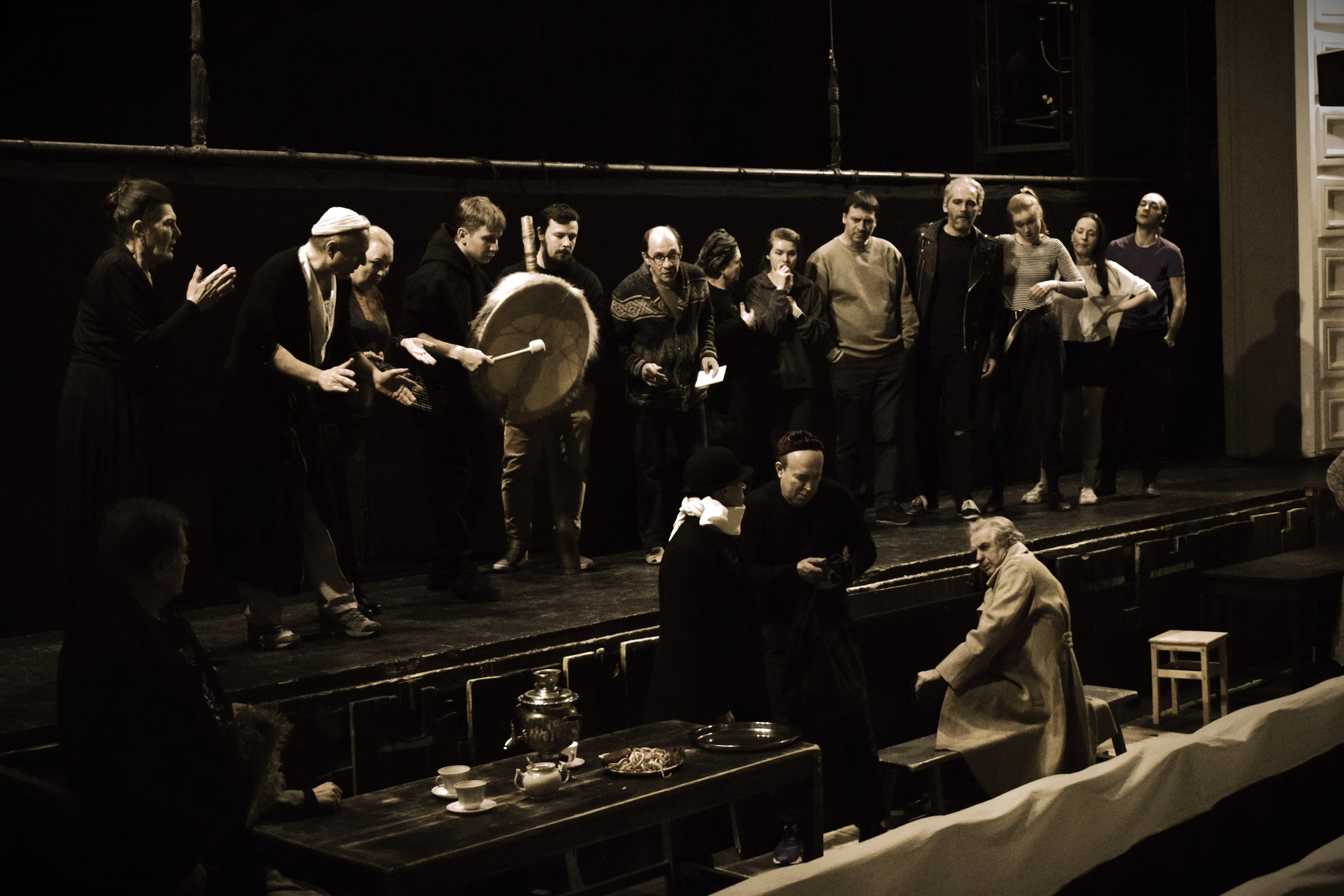 На фото — момент репетиции спектакля «Плоды просвещения» © сайт Омского театра драмы