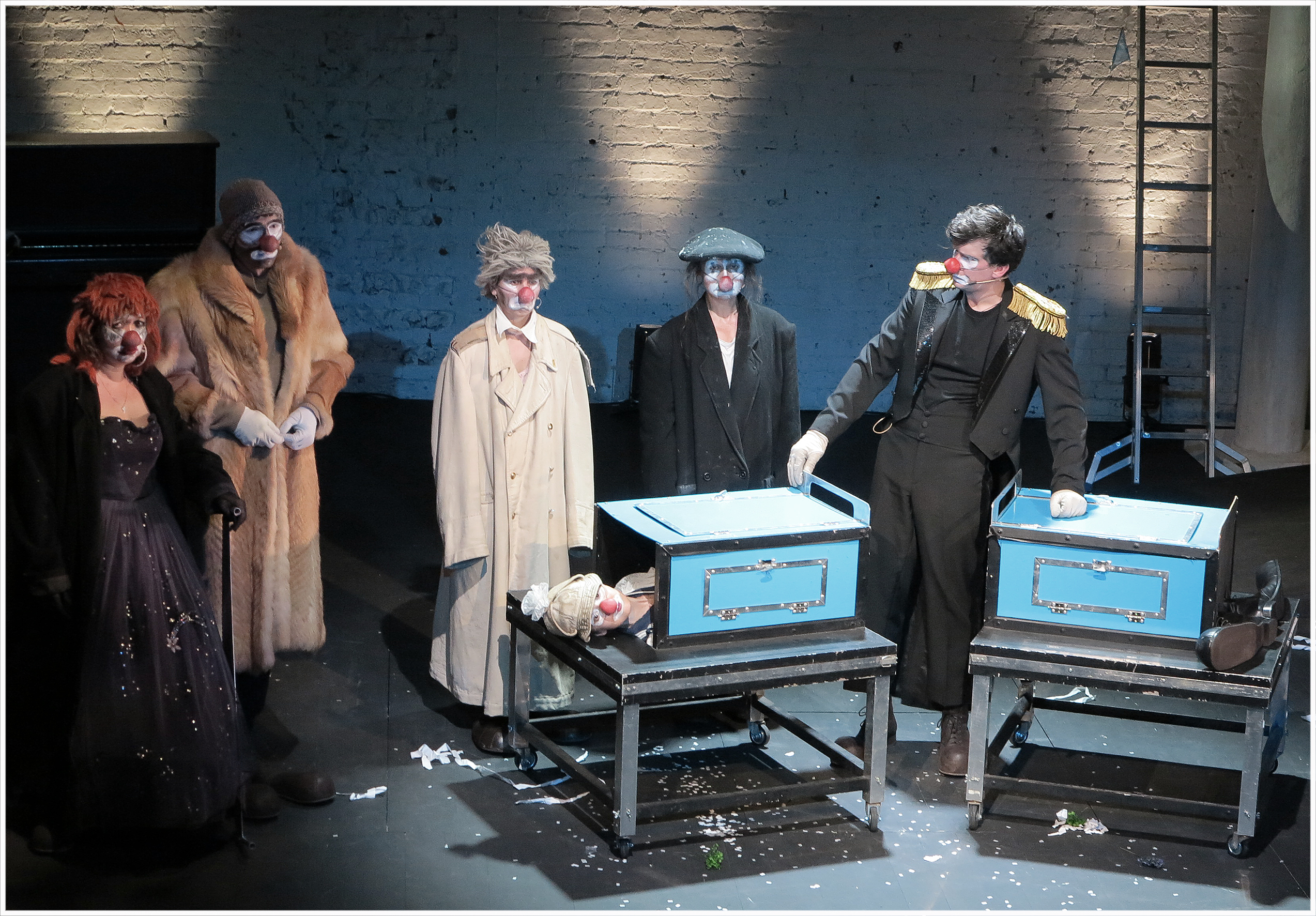 На фото — сцена из спектакля «Клоуны» © пресс-служба театра «Около дома Станиславского»