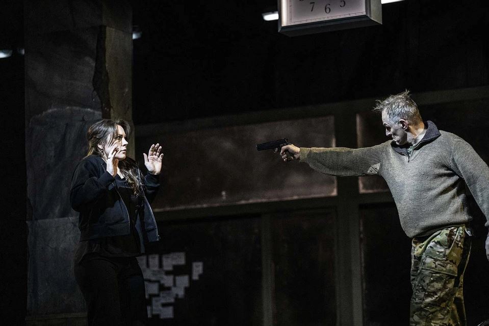 На фото — сцена из спектакля Тимофея Кулябина «Пиковая дама» © www.opera-lyon.com