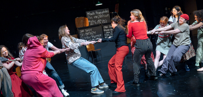 На фото — сцена из спектакля «Krieg ist kein Spiel für Frauen» © сайт Национального театра Мангейма