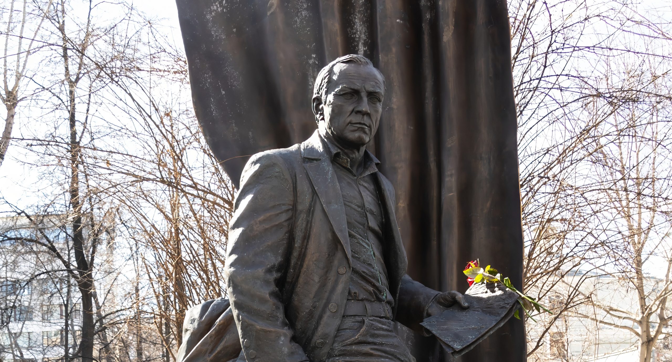 На фото – памятник Михаилу Ульянову в Москве © пресс-служба Вахтанговского театра