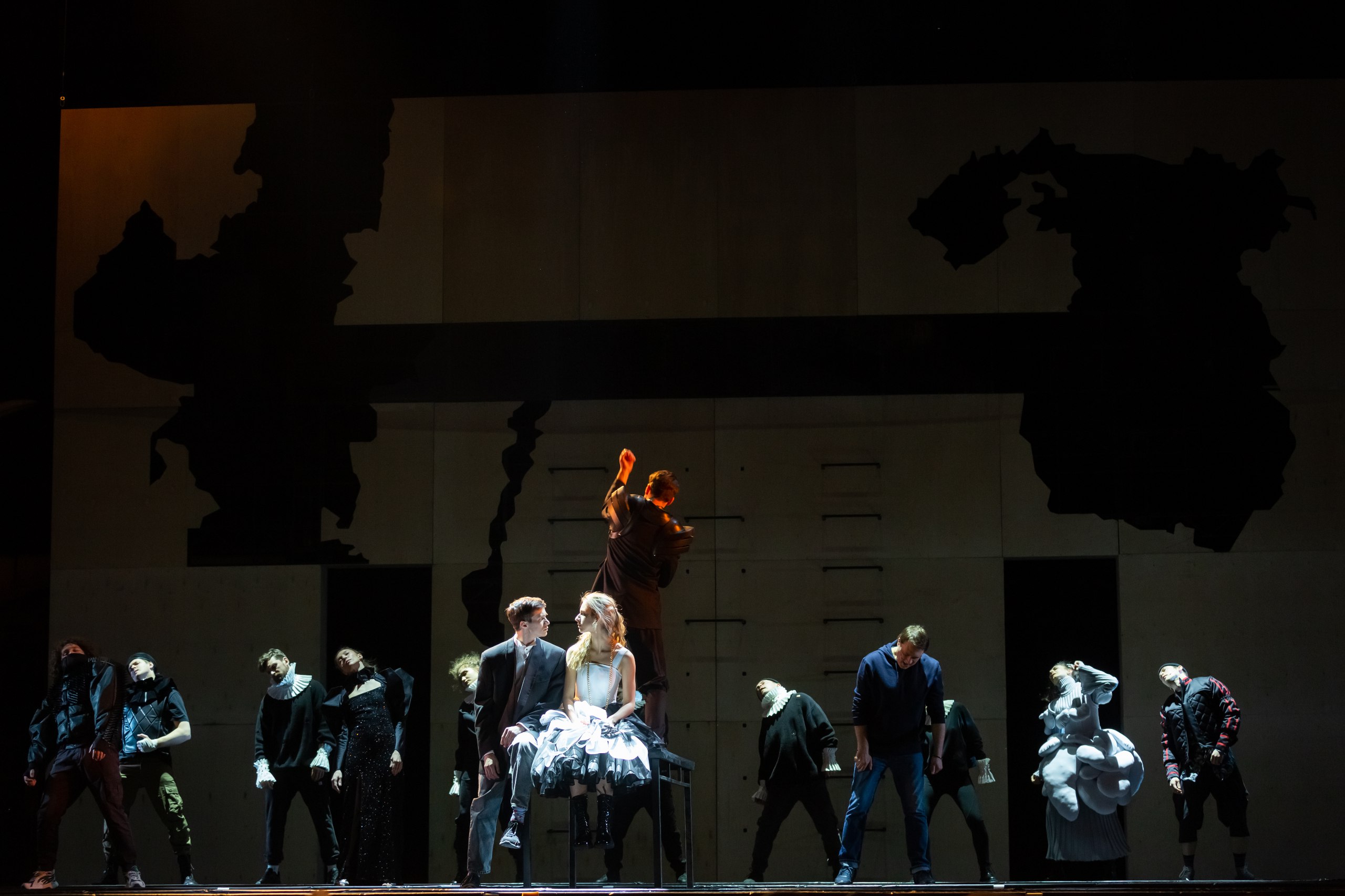 На фото — сцена из спектакля «Ромео и Джульетта» © пресс-служба «Красного факела»