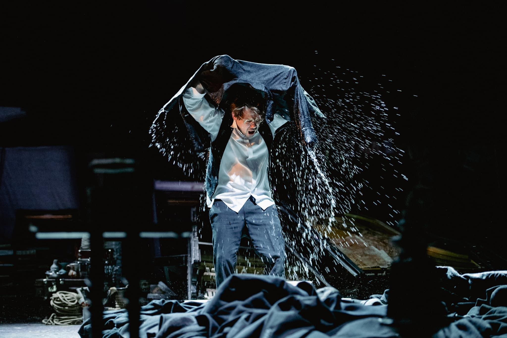 На фото — Шамиль Хаматов в спектакле «Гоголь. Портрет» © Кристапс Калнс
