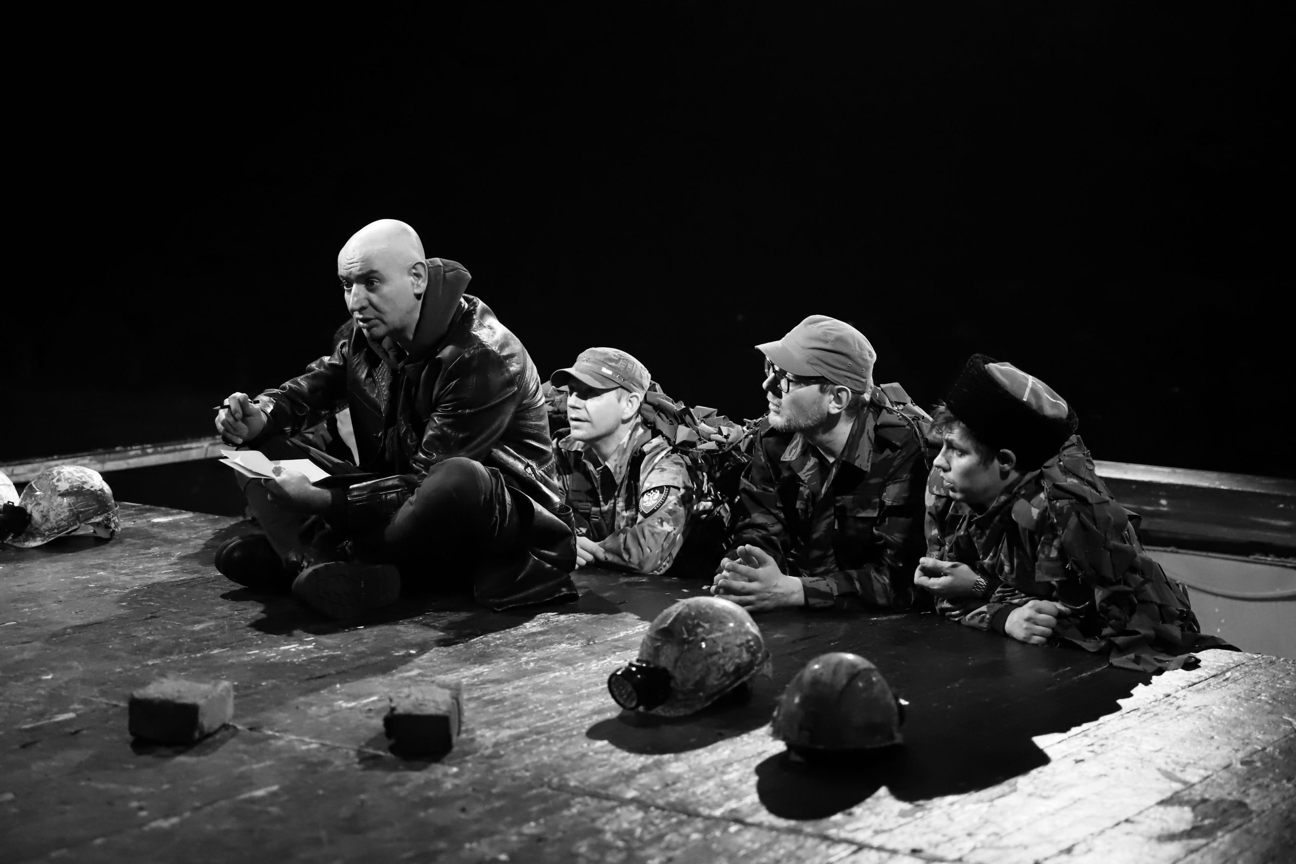 На фото — сцена из спектакля «Ополченский романс» © www.northdrama.ru