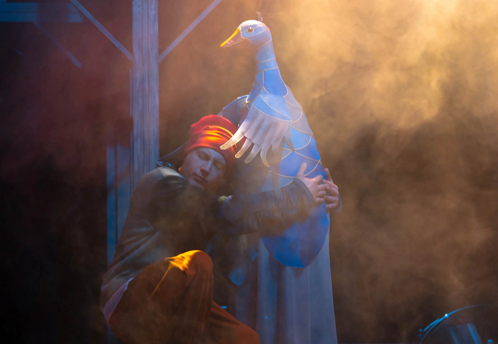 На фото — сцена из спектакля «Путешествие Нильса с дикими гусями» © Анна Гребляускайте