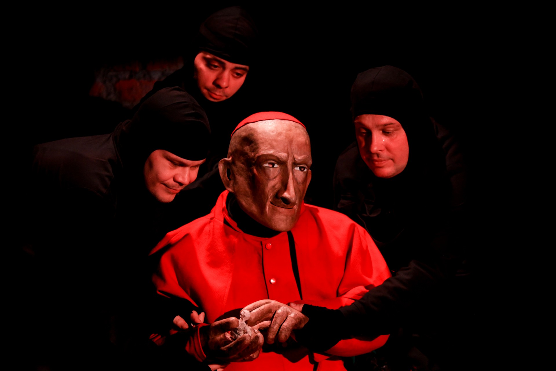 На фото - сцена из спектакля «Легенда о Великом инквизиторе» Красноярского театра кукол © teatrkukol24.ru