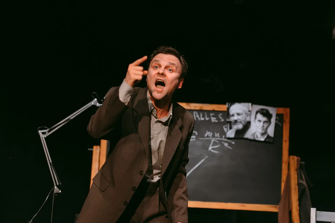 На фото – Борис Алексеев в спектакле «Лес. Трактат» © оф. сайт Фестиваля «Моноfest»