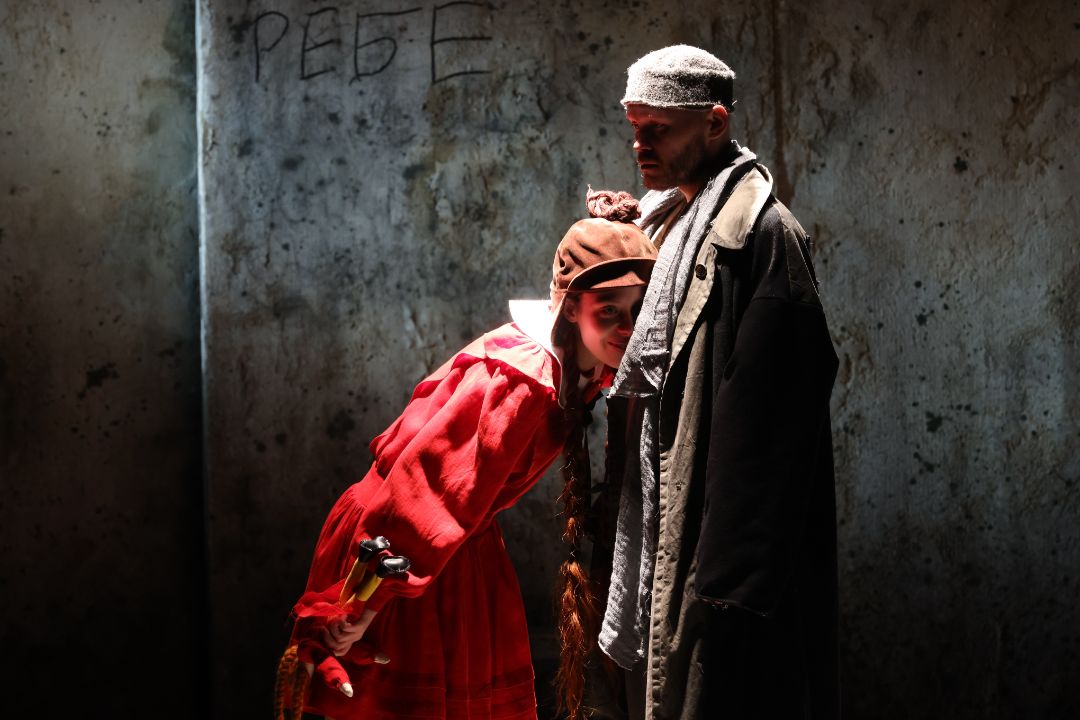 На фото — сцена из спектакля «Поезд жизни» © shalom-theatre.ru