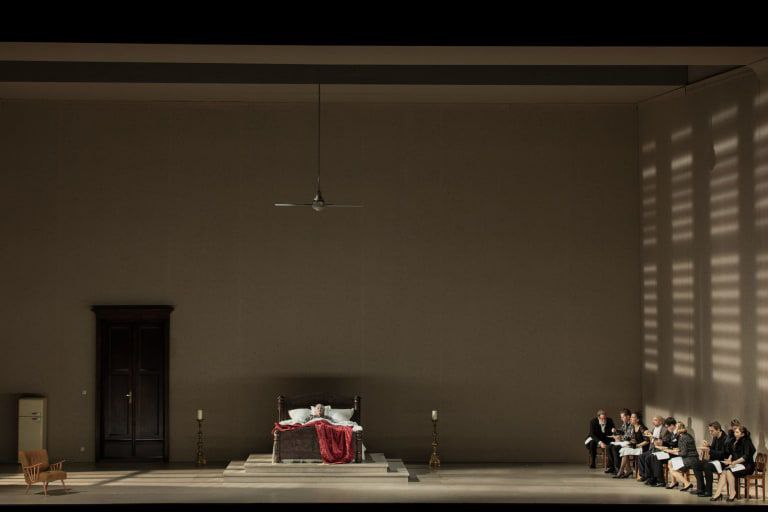 На фото – сцена из спектакля «Il Trittico» © operadeparis.fr