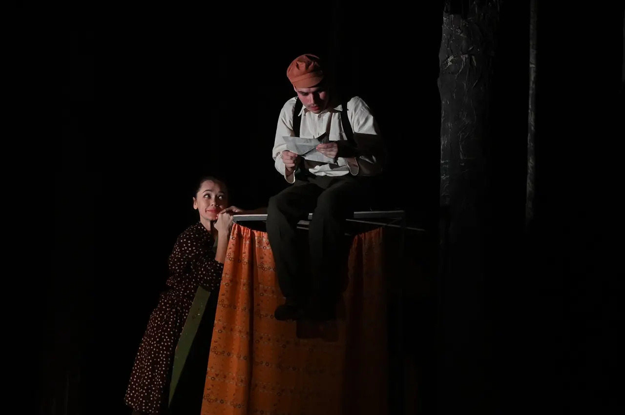 На фото – сцена из спектакля «Приключения Рустема» © teatr-subbota.ru