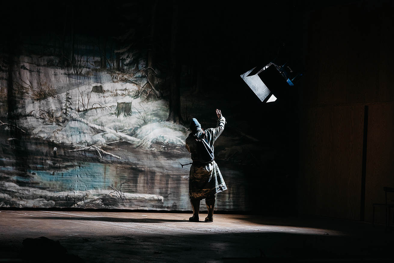 На фото &mdash; сцена из спектакля &laquo;Утиная охота&raquo; &copy; Ира Полярная