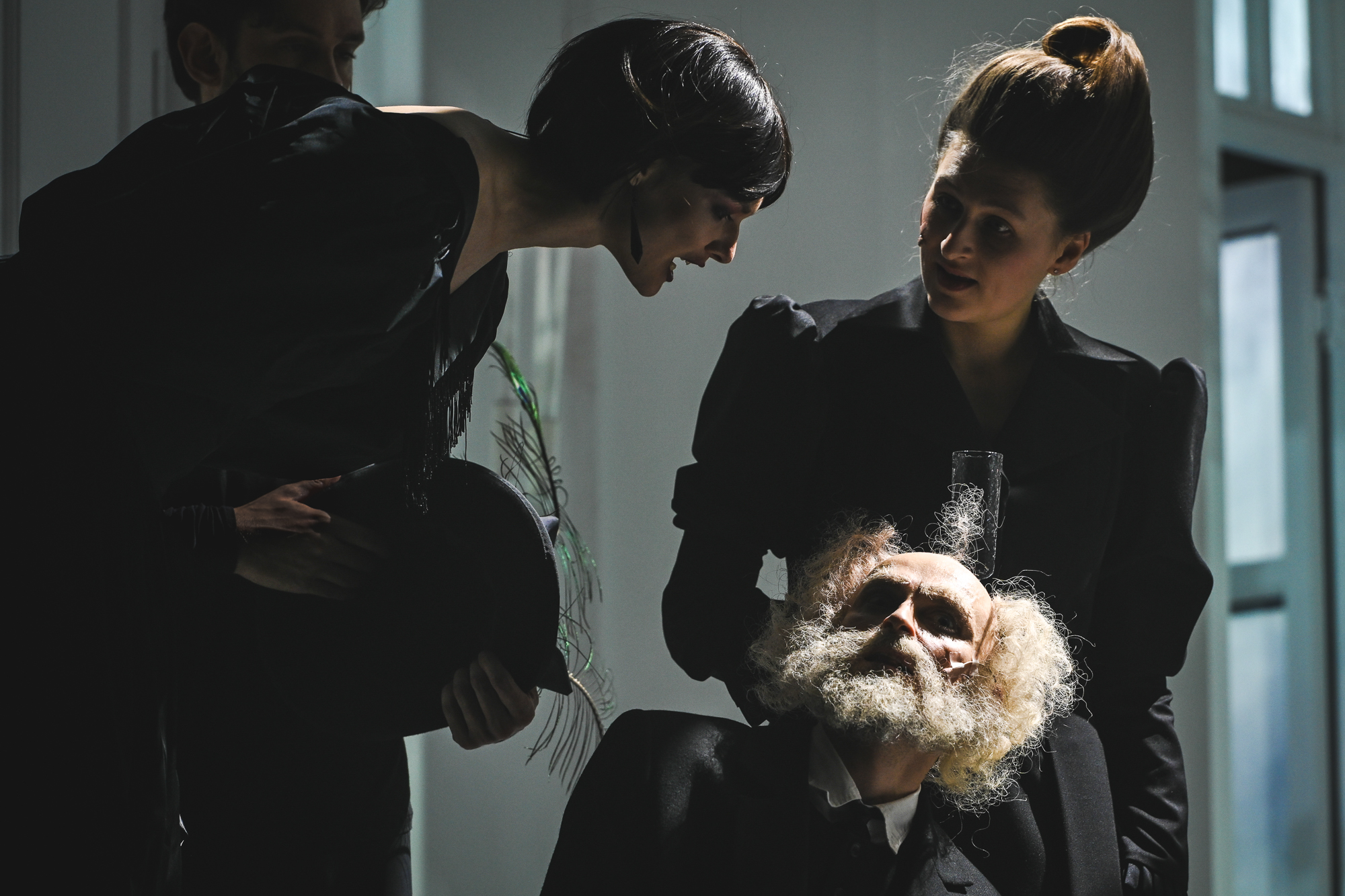 На фото — сцена из спектакля «Превращение» © Игорь Червяков