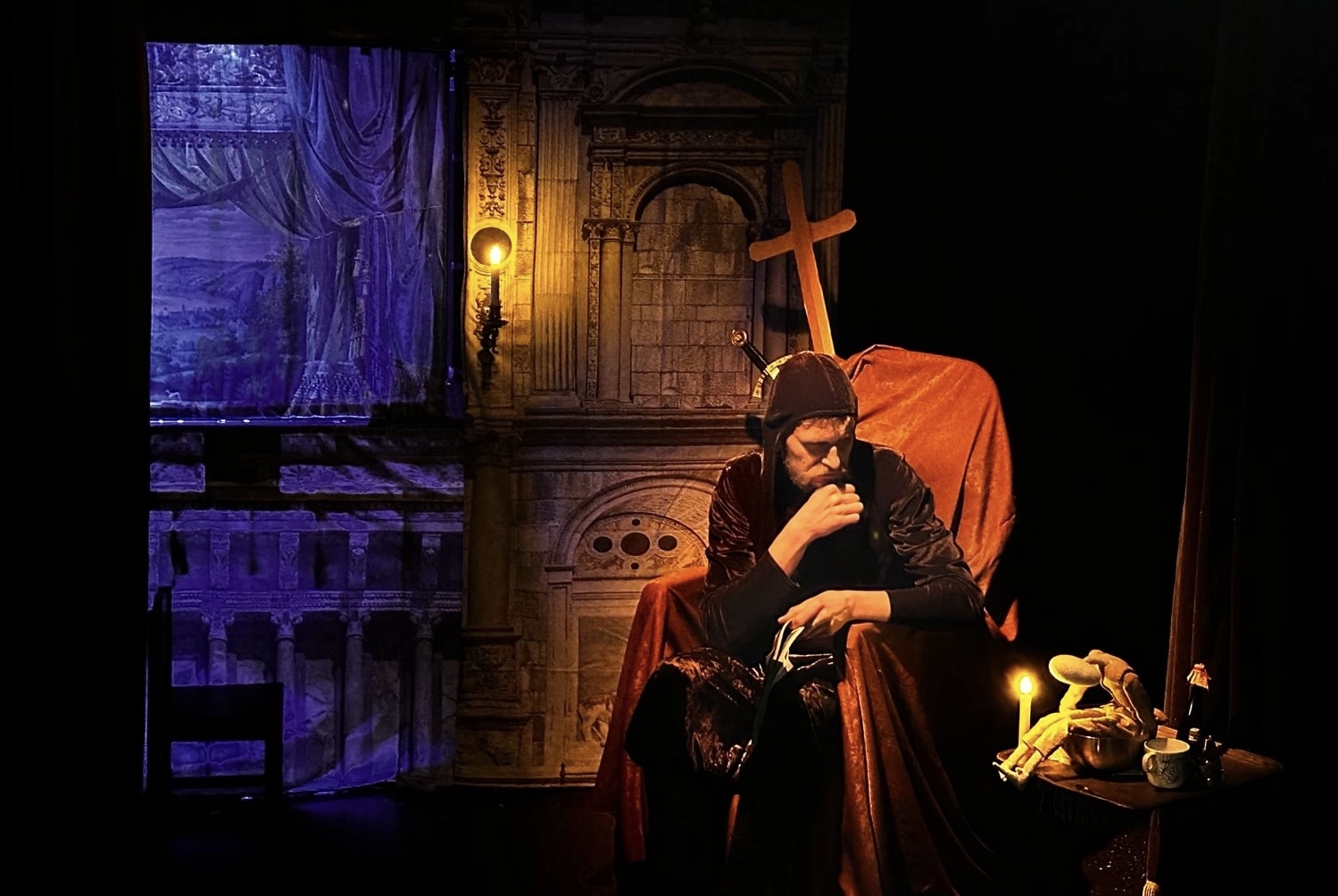 На фото — сцена из спектакля «Дон Кихот» © соцсети театра «КУКФО»