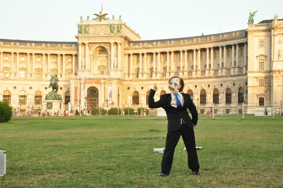 На фото - сцена из спектакля «Текущая политика» © сайт «Vabaduse Festival»